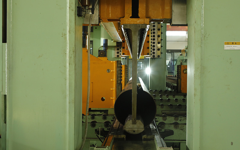 JCOE LSAW steel pipe manufacturing stage showing steel plate bent into O-shape-banner