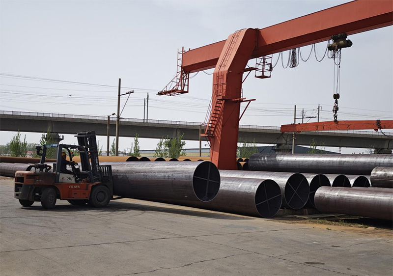 lsaw steel pipe in stockyard