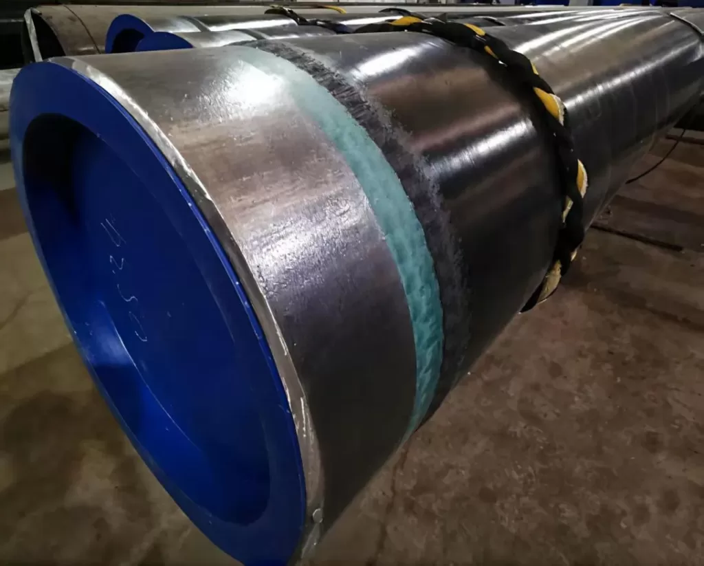 A 3PE coated steel pipe with its coating layers visible at the cutback section, finished with a blue protective end cap.