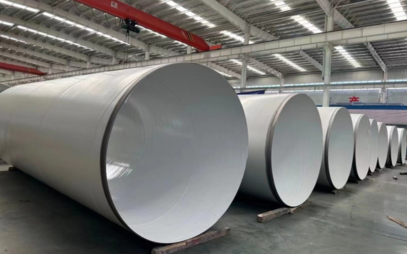 Close-up of several large-diameter Allland steel pipes with high-temperature resistant 3PP anti-corrosion coating in the factory