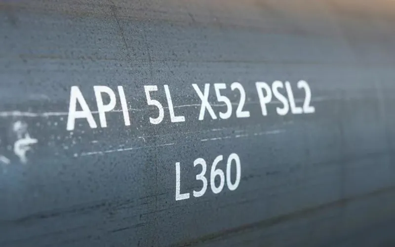 Крупный план стальной трубы LSAW большого диаметра, на которой четко нанесена маркировка спецификации "API 5L X52 PSL2 L360".